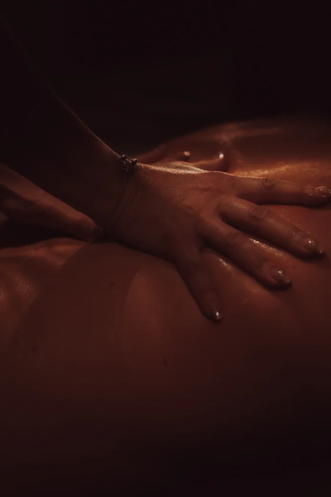 Sensuele massage met massageolie van een dame aan een man